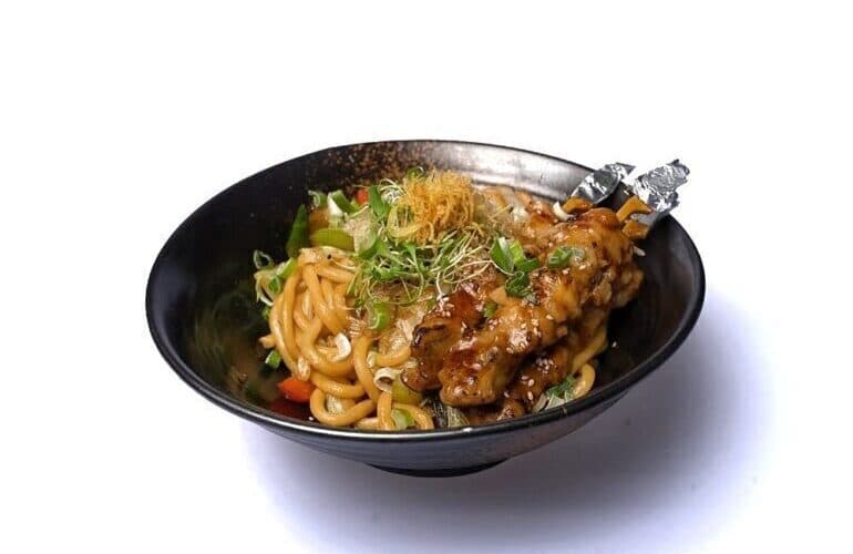 Gebratene Udonnudeln mit Yakitori Pouletspiessli