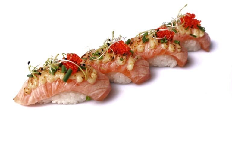 Züri Nigiri mit Lachs und flambiertem Käse
